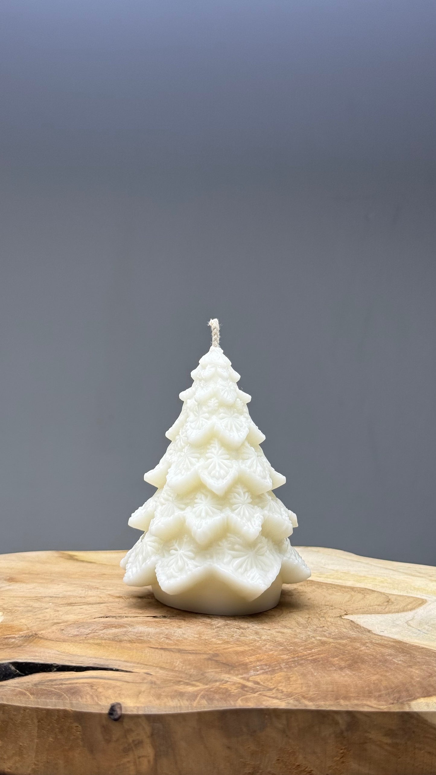 Bougie artisanale Snow Pine en cire de soja, motif pin enneigé