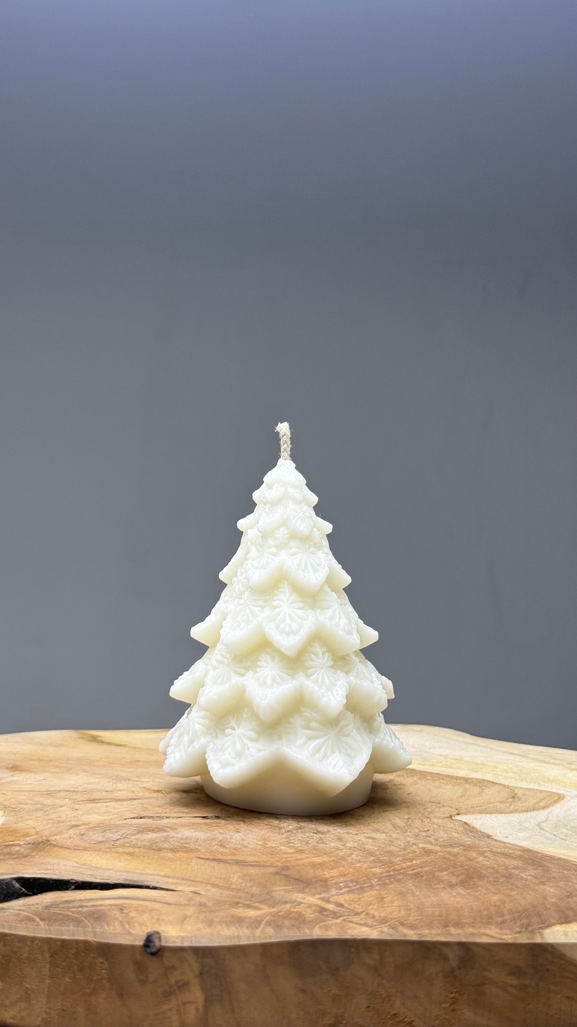 Bougie artisanale Snow Pine en cire de soja, motif pin enneigé