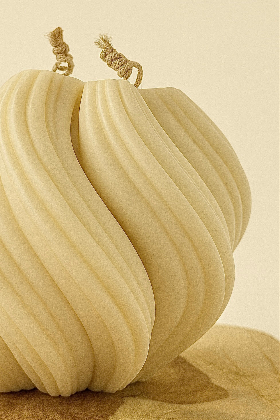 Bougie Serene Swirl aux spirales sculptées, cire de soja végétale